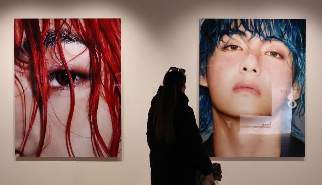Visitors view the exhibition at "V TYPE 非: ON-SITE IN SEOUL" held at Frieze Seoul in Jung-gu, Seoul, on Jan. 22, 2026. AJP Han Jun-gu