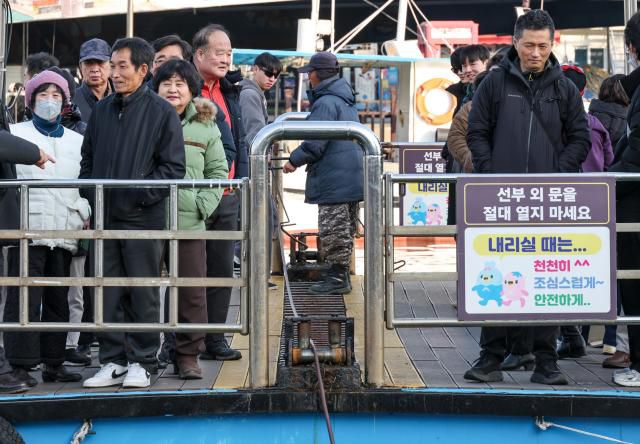 A gaetbae ferry moves in Abai Village, Sokcho, Gangwon State, on Jan. 17. AJP Yoo Na-hyun
