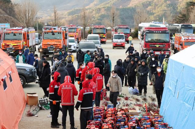 Fire officials prepare for firefighting operations at Okgok Middle School, where the wildfire command center has been set up, in Okgok-myeon, Gwangyang, South Jeolla Province, on the morning of Jan. 22, 2026.