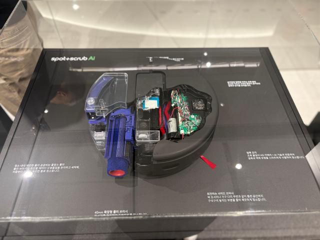 다이슨의 신제품 스팟앤스크럽 AI 로봇 청소기 내부 모습 [사진=김나윤 기자]