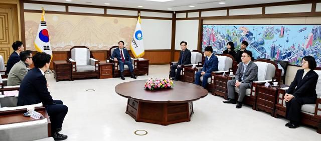 유정복 인천광역시장이 22일 시청 접견실에서 열린 '제2기 북향민 자녀 학교적응력 제고사업 후원금 전달식'에서 인사말을 하고 있다. [사진=인천시]