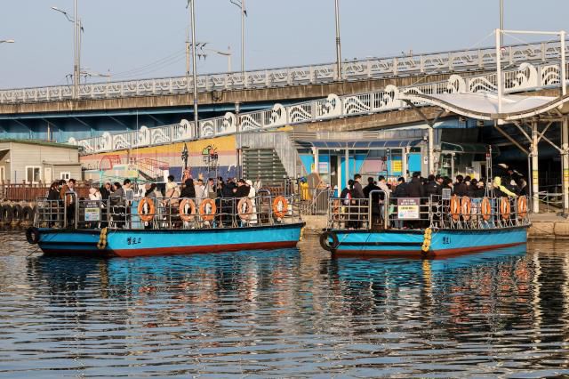 Citizens gather at the gaetbae ferry dock in Abai Village, Sokcho, Gangwon State, on Jan. 17. 2026. AJP Yoo Na-hyun