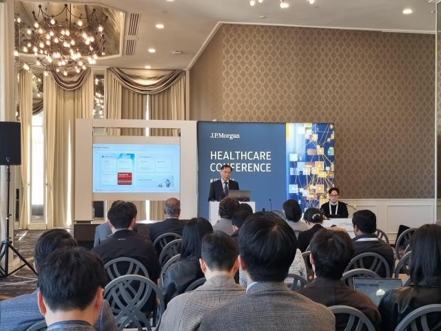 전태연 알테오젠 대표가 지난 15일 (현지시간) 아시아태평양 트랙에서 성과와 중장기전략 등을 발표하고 있다.[사진=알테오젠]