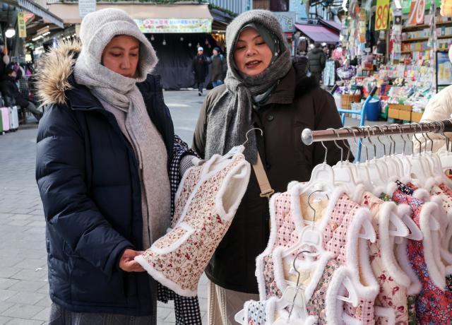 Foreign tourists browse gimjang vests at Namdaemun Market in Jung-gu, Seoul. Jan. 22, 2026. AJP Yoo Na-hyun