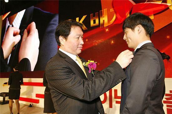 경기도 이천 SK하이닉스 본사에서 2012년 3월 26일 열린 SK하이닉스 출범식에서 최태원 SK그룹 회장(왼쪽)이 사원 대표에게 SK 배지를 달아주고 있다.[사진=SK그룹]