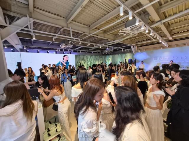 Visitors gather to enjoy a beauty pop-up event in Seongsu, Seoul/ AJP Candice Kim