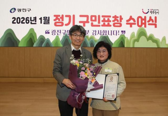 윤재삼 광진구 부구청장과 탁정숙 hy 프레시 매니저가 기념촬영을 하고 있다. [사진=hy]