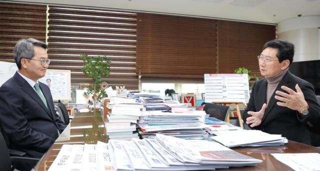 이상일 시장(오른쪽)이 김동연 지사에게 현안을 설명하고 있다[사진=용인시]