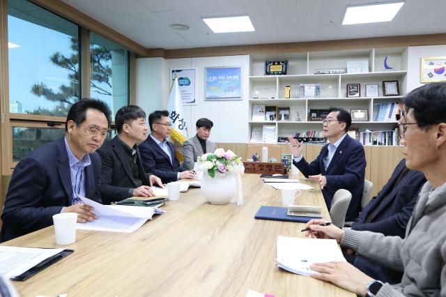 23일 진행된 행정안전부 주관 2026년 재난관리평가 현장평가에서 정명근 화성특례시장이 평가단과 인터뷰를 하고 있다. [사진=화성시]