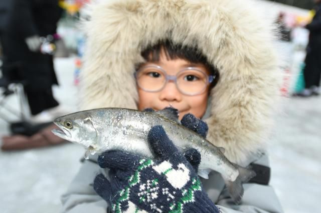 2026 화천산천어축제 얼음낚시[사진=화천군]