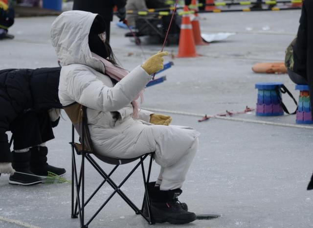 2026 화천산천어축제 얼음낚시[사진=박종석 기자]