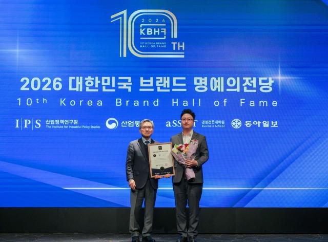 KT&G의 ‘릴(lil)’이 ‘2026 대한민국 브랜드 명예의 전당’ 궐련형 전자담배 부문 우수 브랜드로 8년 연속 선정됐다. 사진은 지난 22일 김정훈 KT&G NGP사업본부 국내플랫폼팀장(오른쪽)이 표정호 서울과학종합대학원대학교 부총장(왼쪽)과 기념사진 촬영을 하고 있는 모습. [사진=KT&G]