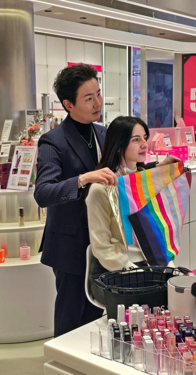 19일 오전 서울 북촌 와이레스(YLESS) 지하 1층 공간에서 한 외국인 여행객이 퍼스널 컬러 체험을 하고 있다. [사진=기수정 기자]