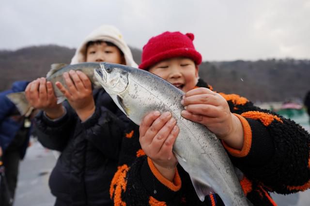 2026 화천산천어축제 얼음낚시[사진=화천군]