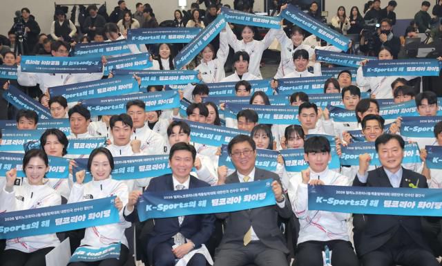 Yu Seung-min, Choi Hwi-young and South Korean athletes pose for a photo during a send-off ceremony for the 2026 Milan Winter Olympics at Olympic Parktel in Songpa-gu, Seoul, on Jan. 22, 2026. Yonhap