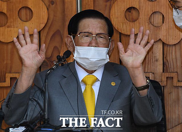 수원지검 형사6부(박승대 부장검사)는 28일 이만희 신천지예수교 증거장막성전 총회장에 대해 감염병예방법 위반, 위계에 의한 공무집행 방해, 특정경제범죄가중처벌법 위반(횡령), 업무방해 등의 혐의로 구속영장을 청구했다고 밝혔다. 사지는 지난 3월 신천지 연수원 기자회견 당시 이 총회장. /이효균 기자