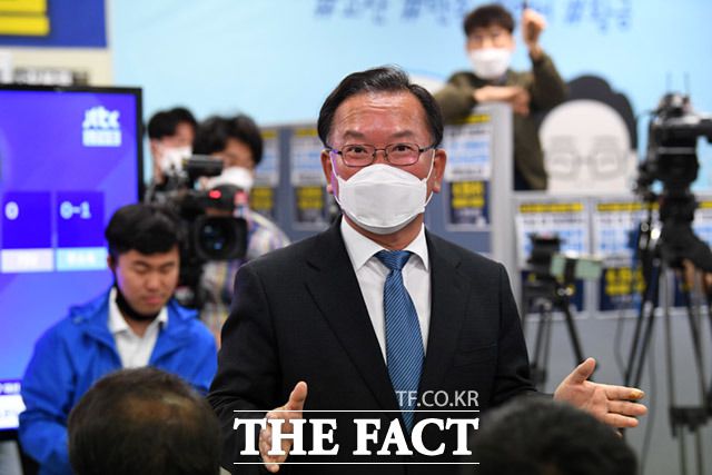 김부겸 의원은 28일 자신의 페이스북에 '김대중 대통령의 업적'이라는 제목의 글을 올려 박지원 국정원장 후보자를 지원 사격했다. /임세준 기자