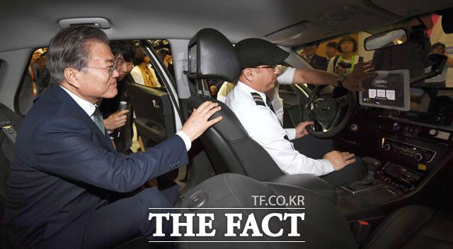 문재인 대통령이 지난해 7월 대전 컨벤션센터에서 열린 대한민국 사회적 경제 박람회 전시관을 방문해 '고요한 택시' 서비스를 체험하고 있다. /뉴시스