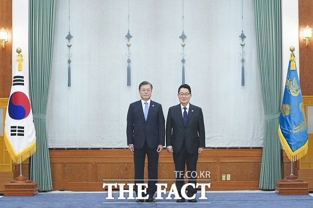 문재인 대통령이 29일 청와대 본관에서 박지원 신임 국가정보원장에게 임명장을 수여한 뒤 기념촬영을 하고 있다. /청와대 제공