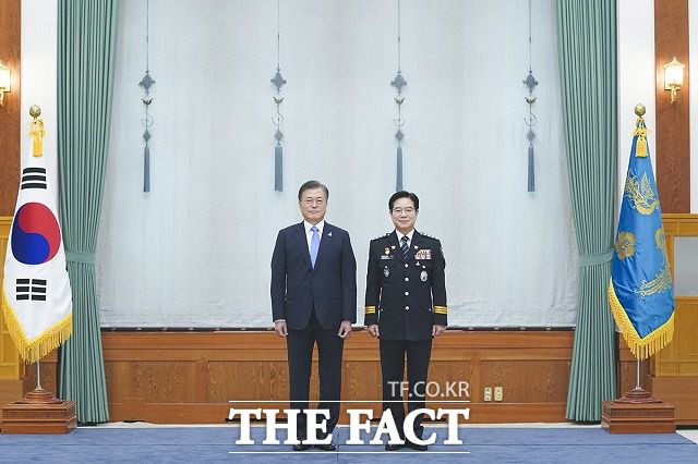 문재인 대통령이 29일 청와대 본관에서 김창룡 신임 경찰청장에게 임명장을 수여한 뒤 기념촬영을 하고 있다. /청와대 제공