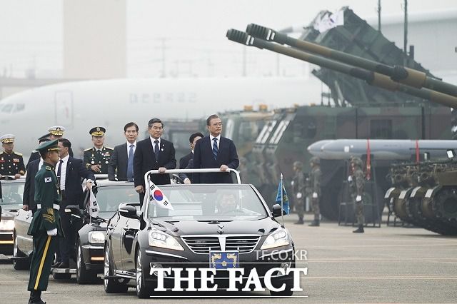 한미 미사일 지침 개정으로 다양한 형태의 고체연료 발사체 개발이 가능하게 됐다. 고체연료 우주발사체가 개발되면 군은 군사 정찰위성을 보유할 수 있을 전망이다. 지난해 국군의 날 기념식에서 육·해·공군 전력을 사열하는 문 대통령. /청와대 제공