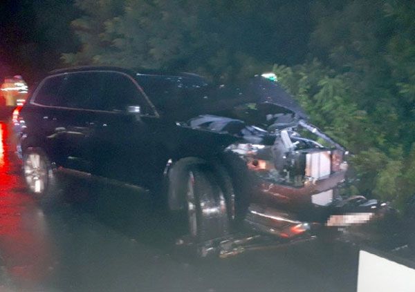 최동석 박지윤 부부 가족 4명이 탄 볼보 XC90 차량이 27일 오후 8시 30분께 부산 금정구 선두구동 경부고속도로 상행선 1.7km 지점을 달리다가 역주행하던 트럭과 정면으로 충돌하는 사고를 당했다. /부산경찰청 제공