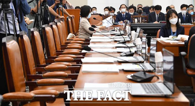 비슷한 상황은 국회 행정안전위원회에서도 일어났다. 통합당 의원들은 여야 합의 없는 법안 상정을 비판하며 모두 자리를 비웠다. /남윤호 기자