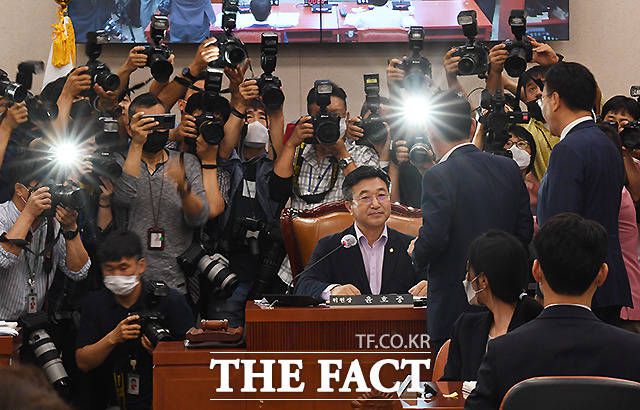 통합당 의원들은 주택법을 강행하려는 민주당 소속 윤호중 법사위원장에게 "이게 민주주의인가"라고 하는 등 강력 항의했다. /이새롬 기자