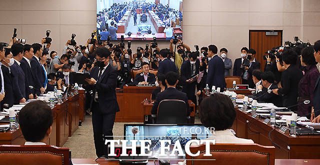 더불어민주당이 문재인 정부의 부동산 대책 후속 법안과 공수처 후속 법안 등 18개 법안을 단독으로 처리했다. 미래통합당은 반발 후 퇴장을 반복했으나, 법안 처리를 막지 못했다. 29일 국회 법사위에서 주택임대차보호법 개정안이 상정돼 논의에 들어간 가운데 통합당 의원들이 항의하는 모습. /이새롬 기자