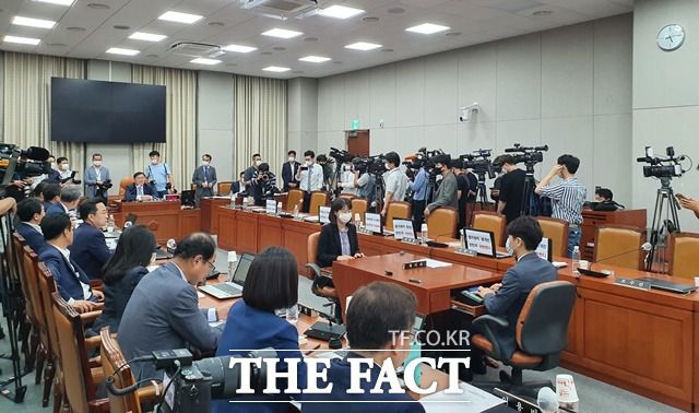 29일 오후 국회에서 공수처 후속 3법 처리를 위한 운영위원회 전체회의가 열린 가운데 미래통합당 의원들의 강한 반발·퇴장 후 더불어민주당 주도로 해당 법안을 의결하고 있다. /국회=허주열 기자