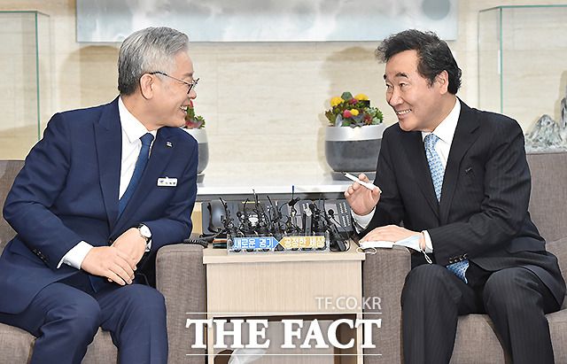 최근 이 지사(왼쪽)가 대선주자 선호도 상승세를 보이는 상황에서 당권주자들이 이 지사 지지층의 표를 의식하고 있다는 목소리가 나온다. /이새롬 기자