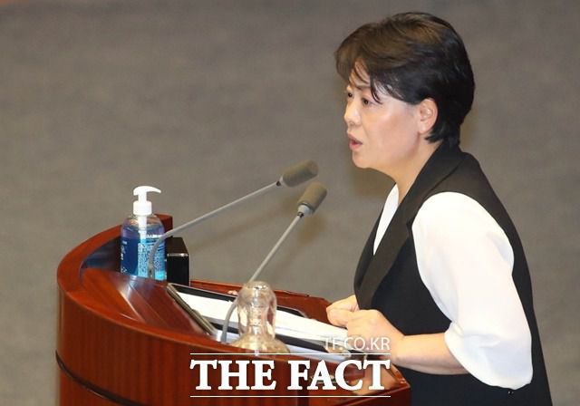 윤희숙 미래통합당 초선 의원의 30일 국회 본회의장 5분 연설이 온라인을 뜨겁게 달구고 있다. 윤 의원은 연설에서 "집주인이 2년 있다가 나가라 그러면 어떻게 하나 하는 걱정을 달고 살고 있다"는 임차인들의 현실적 고민을 털어놔 국민으로부터 공감을 이끌어 냈다는 평가가 나온다. /윤희숙 의원 블로그 갈무리