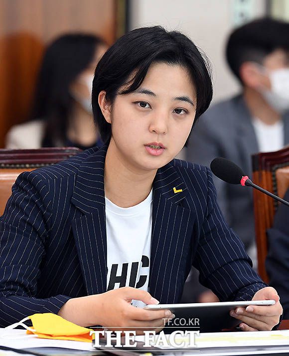 21대 국회 최연소 류호정 정의당 의원은 최근 고 박원순 전 시장 조문 거부 사태에 대해 조심스럽게 답했다. 지난 6월 산업통상자원중소벤처기업위원회 첫 전체회의에 참석해 발언하는 류 의원. /이새롬 기자