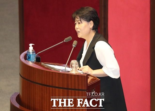 30일 윤 의원이 국회 본회의장 단상에서 민주당의 임대차 3법의 문제점을 지적하는 모습. /윤희숙 의원 블로그 갈무리