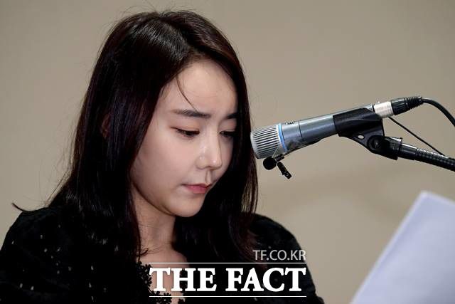 배우 박수인이 30일 오후 서울 영등포구 63컨벤션센터에서 기자회견을 열고 '골프장 갑질 의혹'에 대한 입장을 밝히고 있다. /이선화 기자