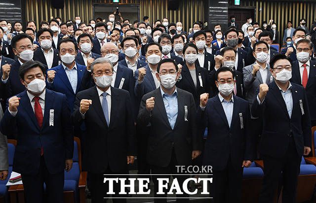 김종인 비대위원장(왼쪽 두 번째)과 주호영 원내대표(가운데)를 비롯한 통합당 의원들이 지난달 30일 국회에서 열린 긴급 의원총회에서 민주당의 일방적인 법안 처리에 항의하며 구호를 외치고 있다. /배정한 기자