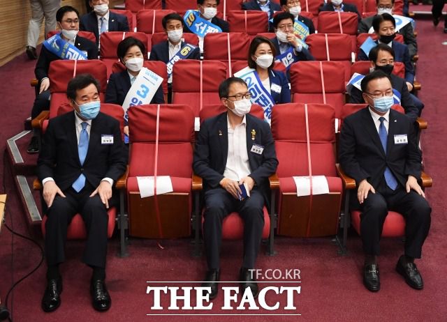검찰총장 권한 축소 입법화는 차기 지도부의 강행 의지가 관건으로 보인다. 지난달 24일 전당대회 최고위원 선출을 위한 예비경선대회에 참석한 당대표 후보 이낙연 더불어민주당 의원, 박주민 의원, 김부겸 전 의원(앞줄 왼쪽부터). /배정한 기자