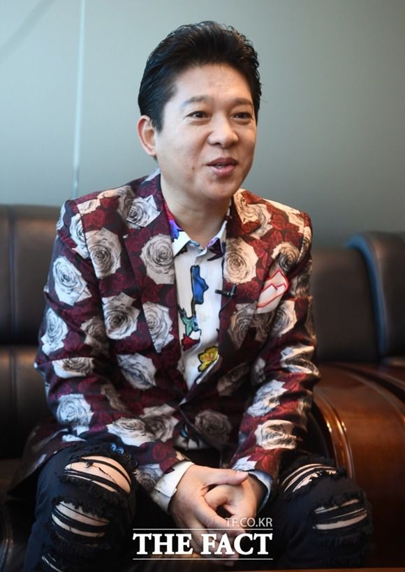 가수 박상철이 복잡한 가정사로 관심을 모으고 있다. 소속사는 "가수의 개인적인 일"이라며 다소 조심스러운 태도를 취했다.