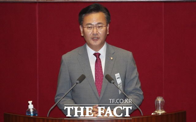 유상범 미래통합당 의원이 4일 국회에서 열린 본회의에서 공수처 관련 법안 통과를 "의회독재"라고 비판했다. 이날 본회의에선 공수처 설치법과 부동산 관련 법에 대한 여야의 공방이 이어졌다. /뉴시스