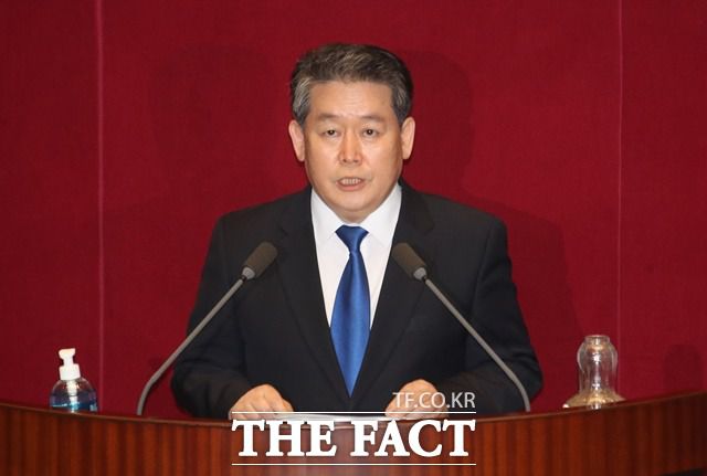 김경협 더불어민주당 의원이 4일 국회에서 열린 본회의에서 미래통합당의 부동산 관련 입법 저지 시도와 '여당의 폭주'라는 프레임 씌우기를 조목조목 비판하면서 "통합당 선배들이 한 유신 독재, 전두환 군사 독재가 진짜 독재"라고 말했다. /뉴시스