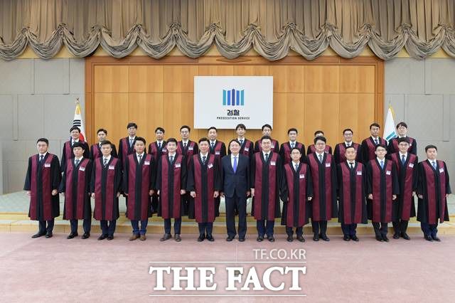 윤석열 검찰총장이 3일 임관식에서 신임 검사들과 기념촬영을 하고 있다./대검찰청 제공