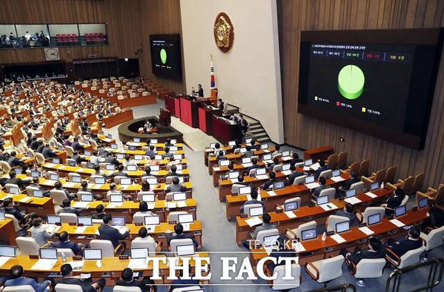 민주당이 추진한 법안이 무더기로 국회 문턱을 넘은 가운데 야당 의원들은 법안이 상정될 때마다 반대 토론에 나섰다. /뉴시스