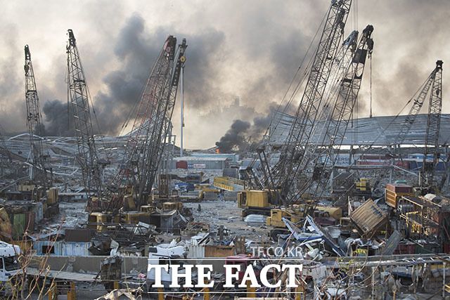 4일(현지시간) 레바논 수도 베이루트 항구에서 대규모 폭발사고가 일어나 처참하게 파괴된 현장에서 연기가 피어오르고 있다. /AP.뉴시스