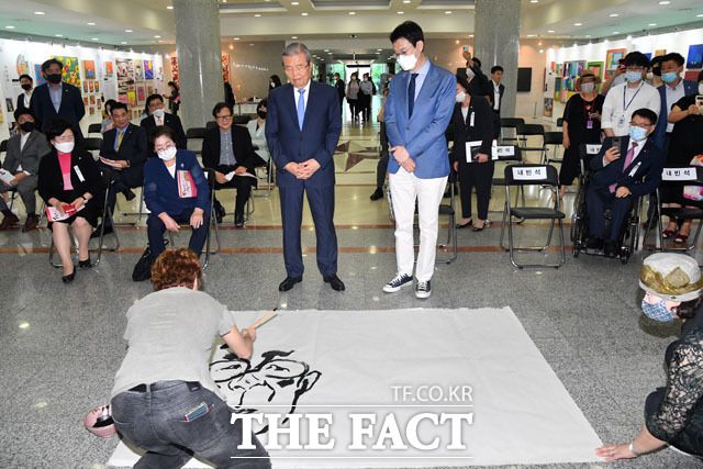 김웅 미래통합당 의원(오른쪽)은 복장 논란과 관련해 "말도 안 되는 이야기"라고 반박했다. 지난달 20일 의원실 행사에 스니커즈를 신고 참석한 김 의원. /남윤호 기자