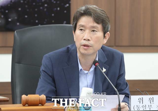 최근 취임한 이인영 통일부 장관은 인사청문회 과정에서 백두산의 물과 남쪽의 쌀을 맞바꾸는 '물물교환' 방식의 남북교류협력을 추진하겠다고 강조한 바 있는데, 물물교환 방식의 남북교류협력이 가능성을 보이면서 남북교류도 다시 꿈틀대고 있다. 이인영 통일부 장관이 6일 오전 서울 종로구 정부서울청사에서 열린 제316차 남북교류협력추진협의회에서 참석해 발언하고 있다. /뉴시스