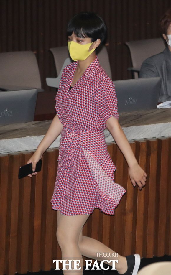 '복장 논란'이 있었던 류호정 정의당 의원의 원피스가 완판됐다. 지난 4일 국회에서 열린 본회의에 참석한 류 의원. /뉴시스