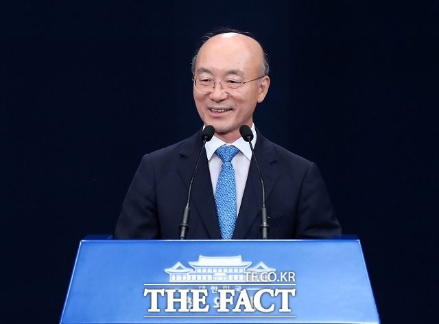 서울 강남권에 아파트 2채를 보유한 김조원 청와대 민정수석이 최근 잠실 아파트를 시세보다 높게 매물로 내놨다가 철회한 것으로 알려졌다. /뉴시스