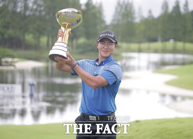 한국프로골프(KPGA)투어 KPGA 선수권대회에서 우승한 김성현이 우승 트로피를 들고 기뻐하고 있다. /뉴시스