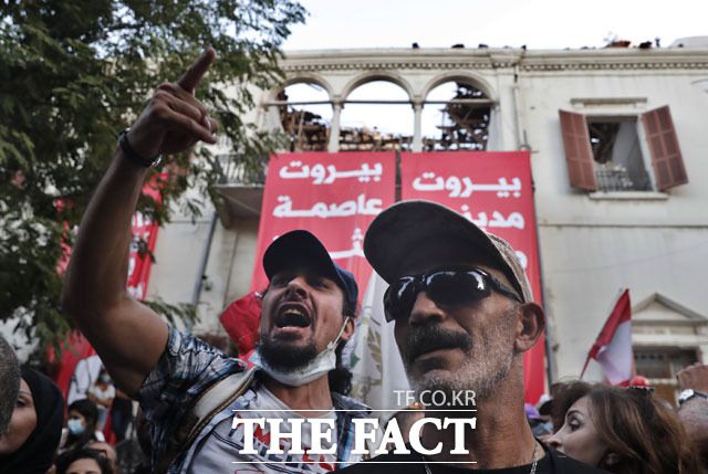 레바논 수도 베이루트에서 8일(현지시간) 폭발 참사와 관련, 정권을 규탄하는 시위가 열렸다. /AP.뉴시스