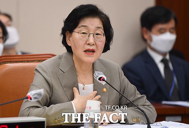 이정옥 여성가족부 장관이 3일 서울 여의도 국회에서 열린 여성가족위원회 전체회의에서 의원들의 질의에 발언하고 있다. /이새롬 기자